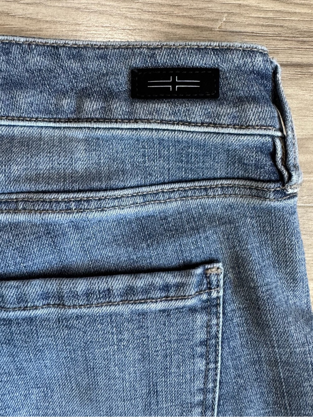 Liverpool The Crop Flare Jeans 6/28 Dramatic Frayed Step Hem Light Wash Denim - Picture 4 of 9
